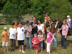 Spielefest in Fuchshofen - Gruppenbild mit Pferden