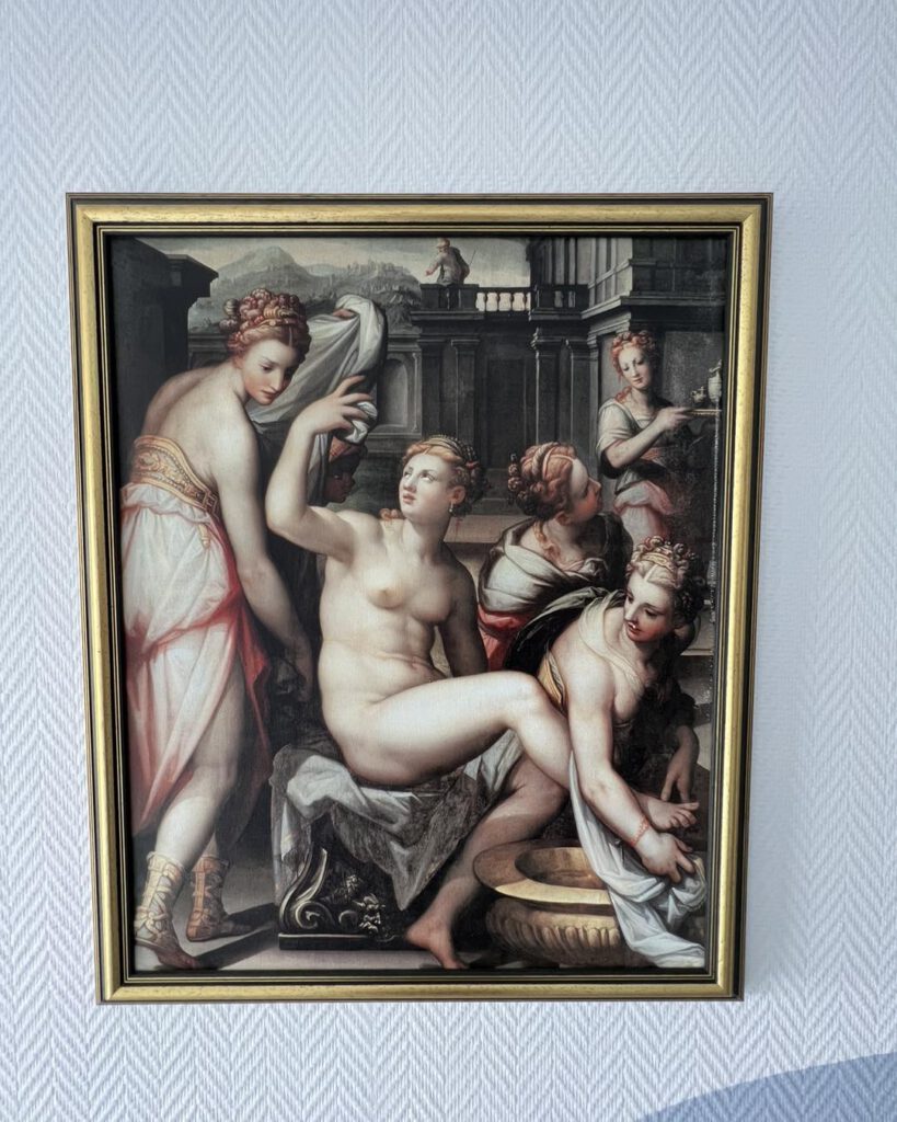 Das gerahmte Gemälde zeigt mehrere Frauen, darunter einen Akt, in einer klassischen Umgebung.