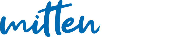 Das Bild zeigt das Wort Mittendrin in Schreibschrift, wobei „Fäustling“ in Blau und „Din“ in Weiß auf transparentem Hintergrund geschrieben ist.