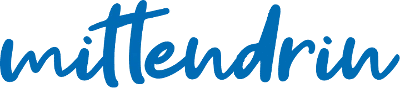 Das Wort „Mittendrin“ ist in fetter, blauer Schrift im Handschriftstil auf weißem Hintergrund geschrieben.