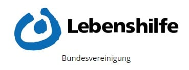 Das Bild zeigt das Logo der Lebenshilfe: ein blaues, abstraktes Symbol, das einer Person ähnelt, daneben steht in fetten schwarzen Buchstaben das Wort „Lebenshilfe“. Darunter erscheint in kleinerer Schrift das Wort „Bundesvereinigung“.