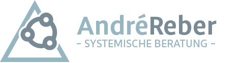 Logo für André Reber Systemische Beratung mit einem Dreieck mit kreisförmigem Netzwerksymbol im Inneren und dem Text „André Reber – Systemische Beratung –“ in Hellblau und Grau.