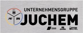 Ein metallisches Schild mit dem Text UNTERNEHMENSGRUPPE JUCHEM und Logos, darunter ein in drei farbige Abschnitte unterteilter Kreis mit Symbolen und den Namen Juchem, Juchem Michel sowie zwei weiteren Logos darunter.