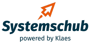 Logo mit einem orangefarbenen pfeilähnlichen Design über dem Wort „Systemschub“ in fetten blauen Buchstaben und dem Satz „powered by Klaes“ in kleinerem grünen Text darunter.