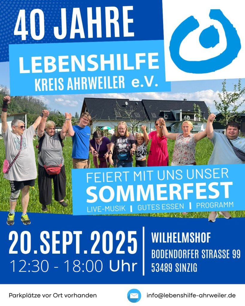 Eine Gruppe von Menschen, die im Freien lächeln und die Hände hochhalten, um für ein Sommerfest zu werben.