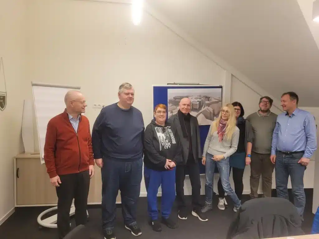 Ein junger Mensch sitzt an einem Pressetisch mit Getränken vor einer Kulisse des FSV Mainz 05.