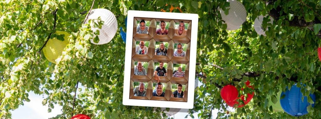 Fotocollage von zwölf Personen in einem Holzrahmen, vor dem Hintergrund von Bäumen mit bunten Laternen.