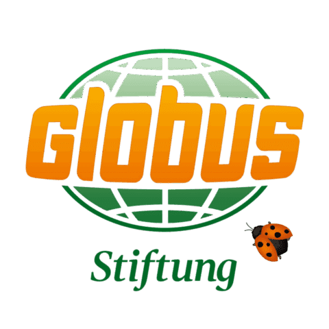 Logo der Globus-Stiftung mit einem Globus-Motiv und einem Marienkäfer neben dem Wort „Stiftung“.
